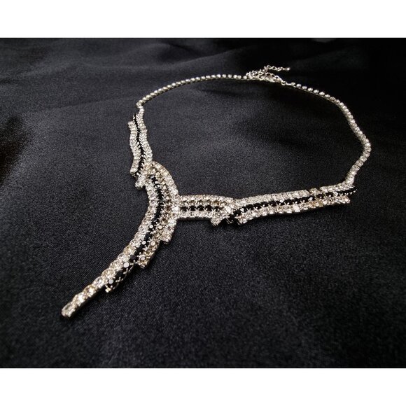 Vintage-Inspired Silver Crystal Statement Necklace With Adjustable Chain - Picture 2 of 6